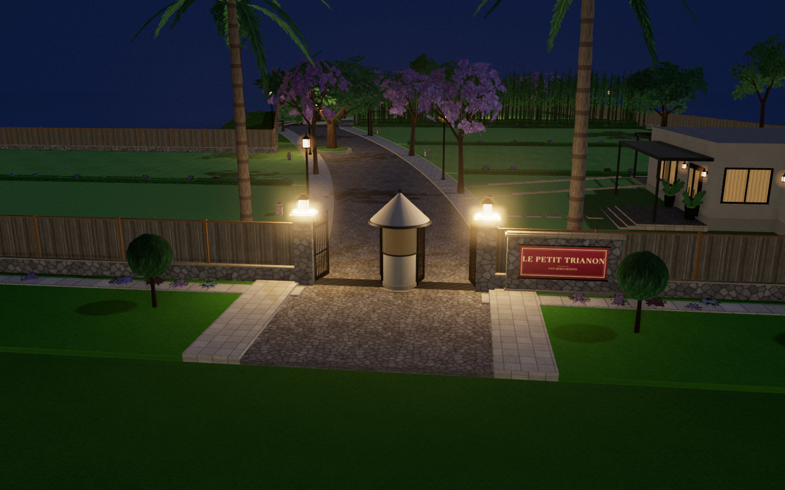 Portón de acceso de Le Petit Trianon en la maqueta 3D, de noche: las dos hojas del portón sobre la ruta, la casilla redonda del portero en el medio, el muro del frente iluminado y, detrás, el inicio de la calle empedrada bajo un cielo oscuro.